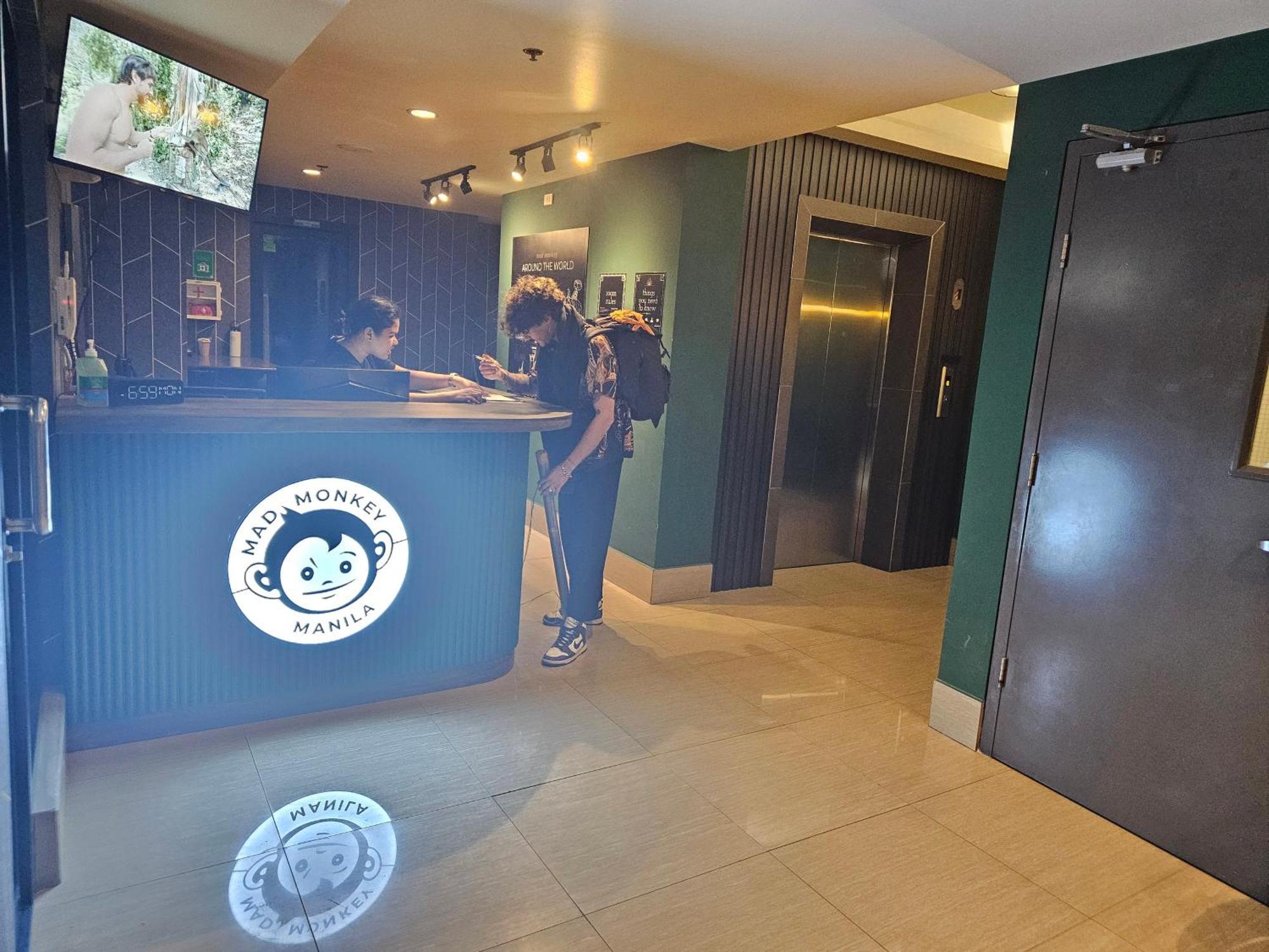 Hostel Mad Monkey Manila Makati City Exterior foto